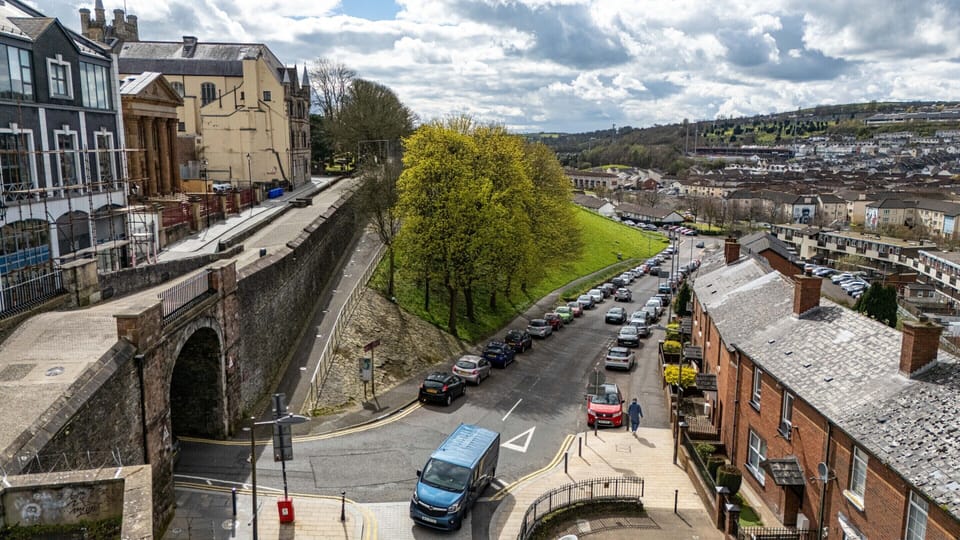 Walled City House to right, the Derry Walls on the Left.