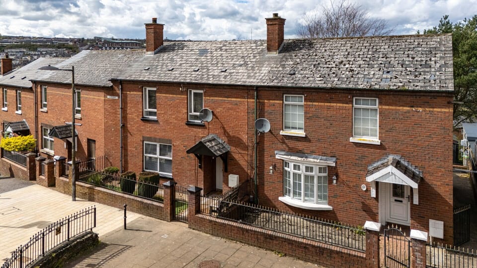 Our Property is nestled in the middle, just a stone throw away from the Iconic Derry walls. 