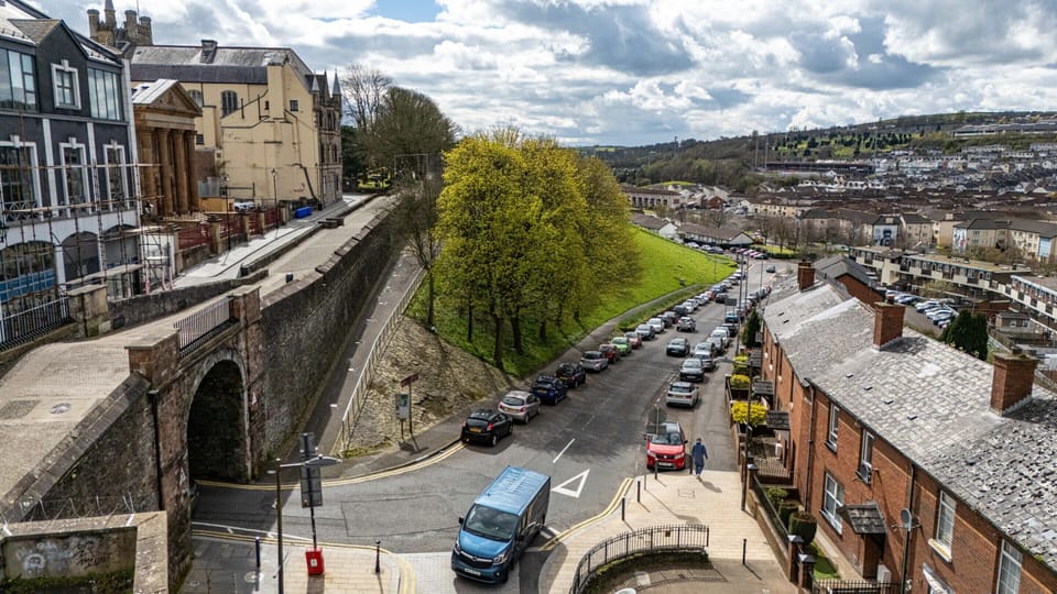 Walled City House to right, the Derry Walls on the Left.