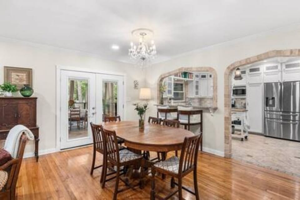 Dining room for 6 guests leading into the kitchen from open living room