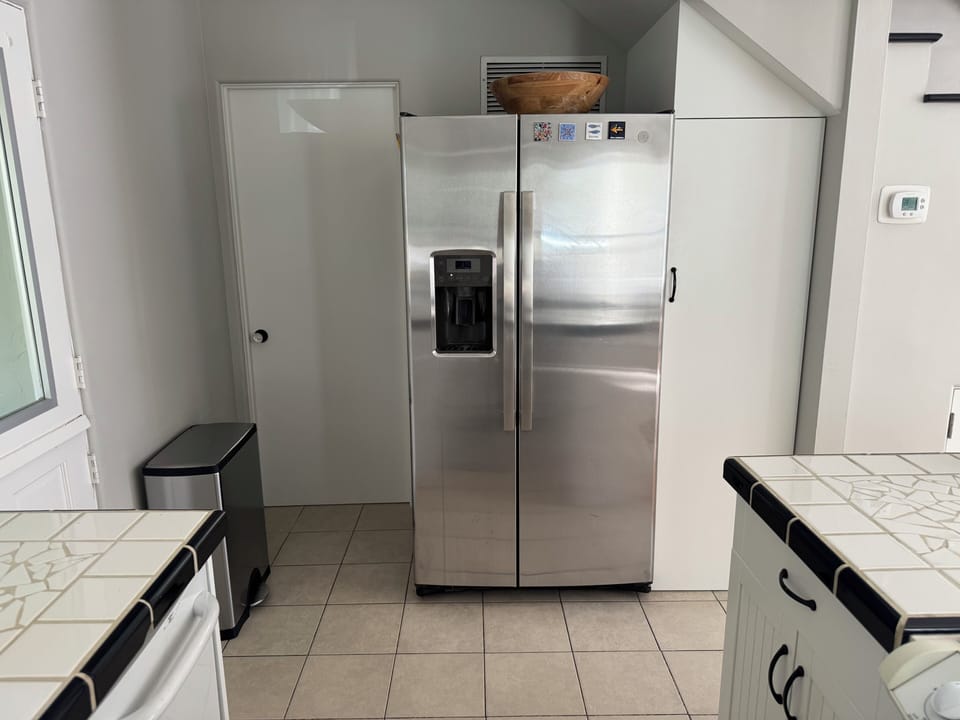 Full size GE refrigerator & freezer with water & ice dispenser