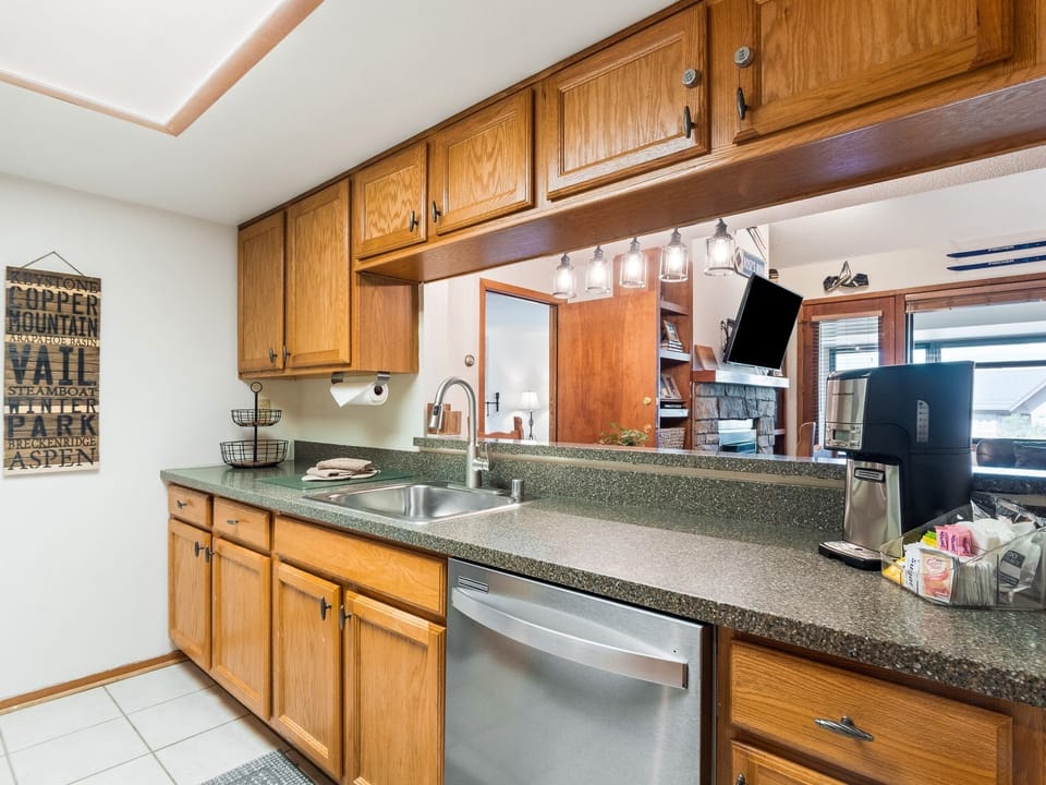 Indoors, Kitchen, Screen, Sink, Sink Faucet