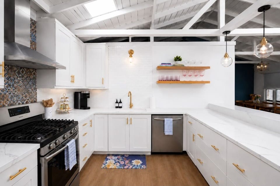 Everything you need to prepare breakfast, snacks, or a homemade dinner during your stay.