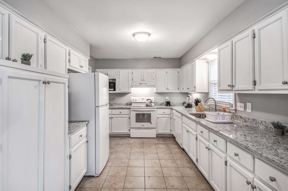 Full kitchen 