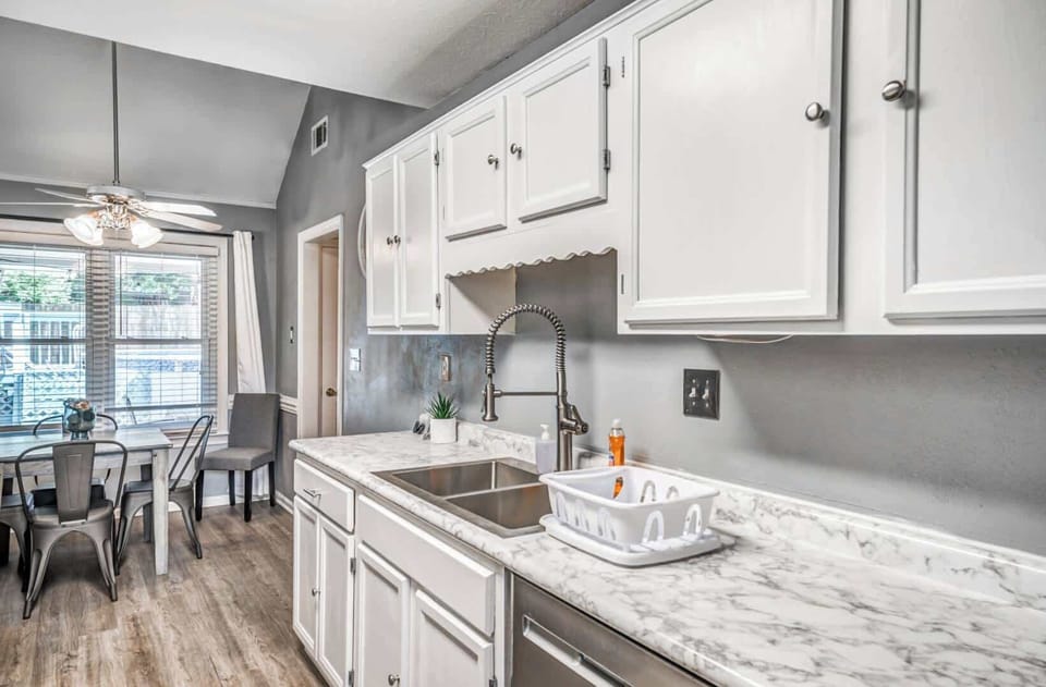 Full kitchen 