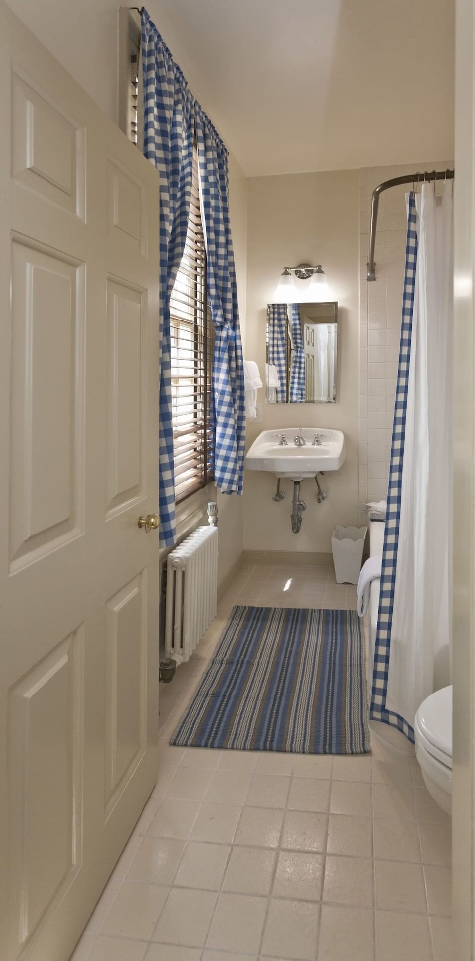 Refresh easily in a bright, spotless bath with fresh towels.