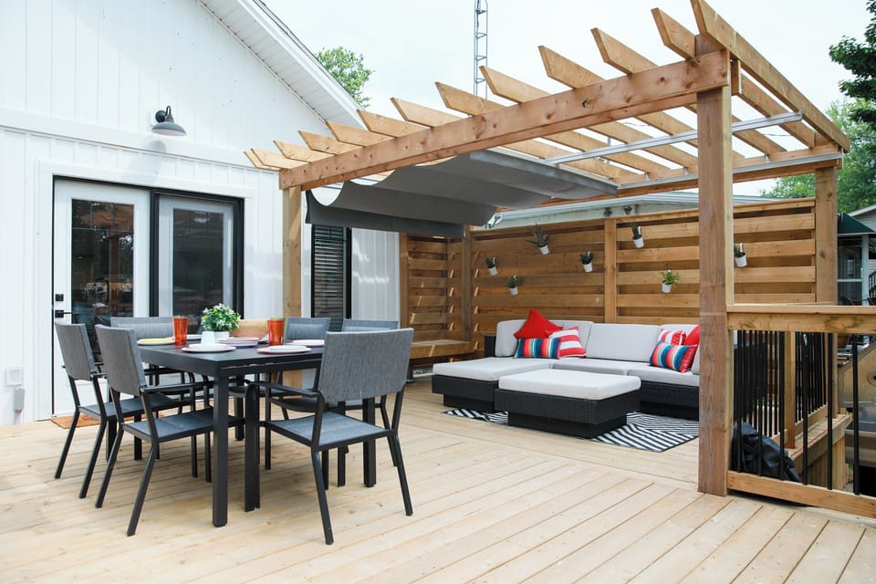 Spacious back patio with table seating for 6, cozy lounge area and shade