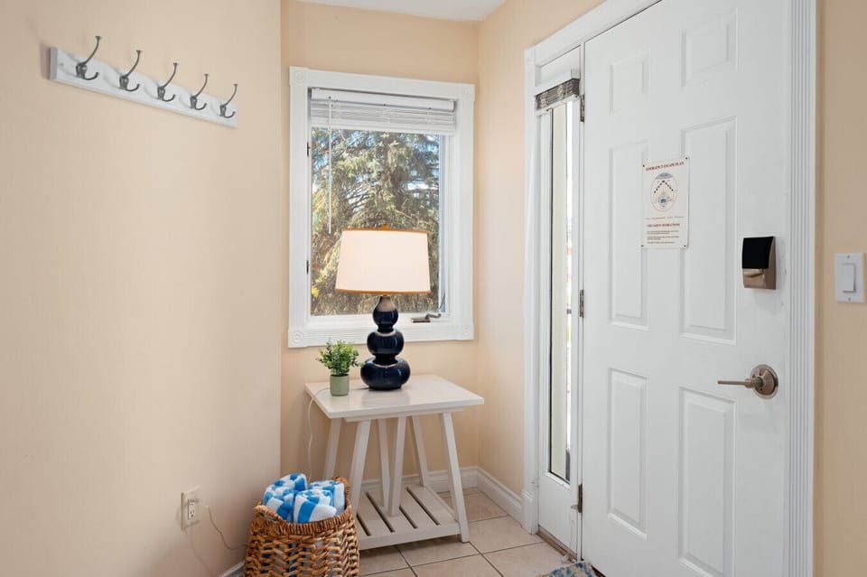 Welcome home! A functional and tidy entryway designed to keep your stay organized from the moment you walk in. 🗝️🌿