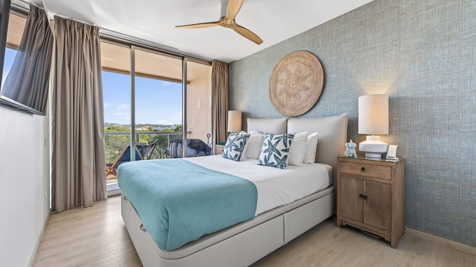 Fresh, calm, light-filled bedroom with soothing coastal accents and direct access to natural light, ideal for unwinding in comfort and style
#SleepInStyle #PeacefulStay #DesignLovers #Portugal #Albufeira
