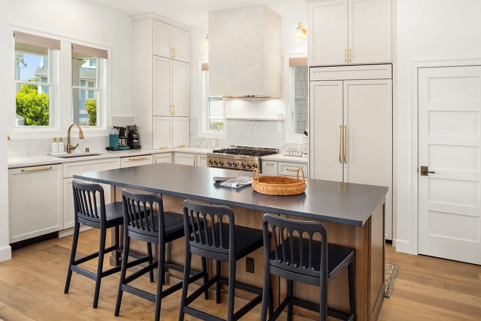 The kitchen island has 4 additional seats for dining