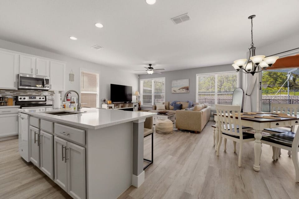 Fully equipped kitchen for easy breakfasts, snacks, and family dinners