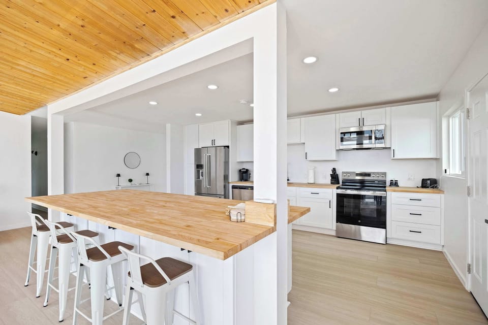 Cook, dine, and connect in this welcoming space 🌿