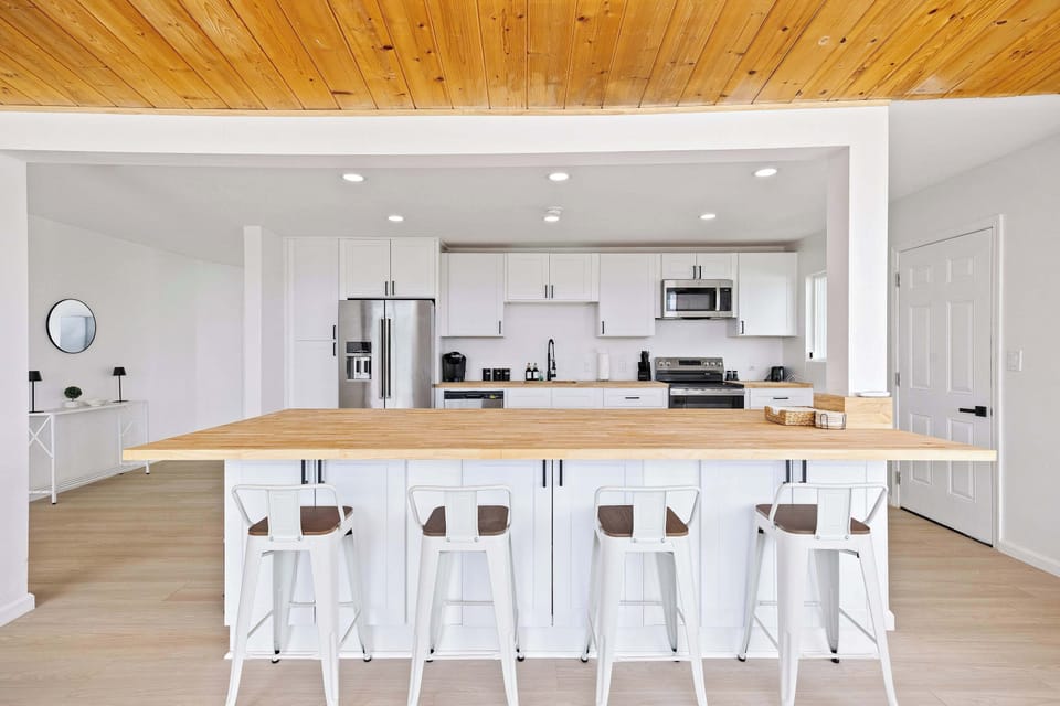 Gather around the oversized island for meals and conversation ☕