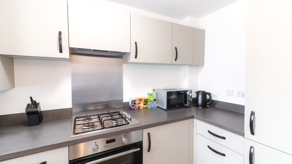 Modern kitchen facilities make it easy to prepare meals, enjoy takeaways or settle into longer term stays comfortably.
