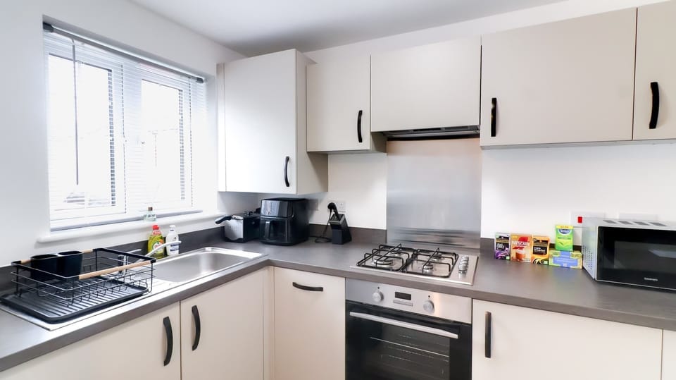 Fully equipped kitchen with everything needed for cooking evening meals, preparing packed lunches and making yourself feel at home.