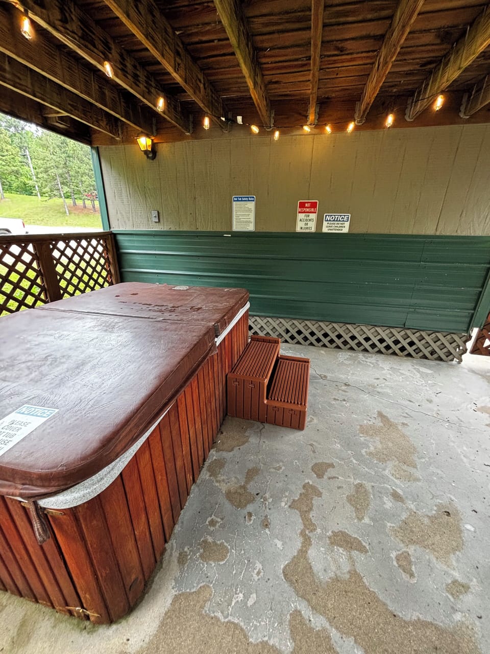 Outdoor spa tub