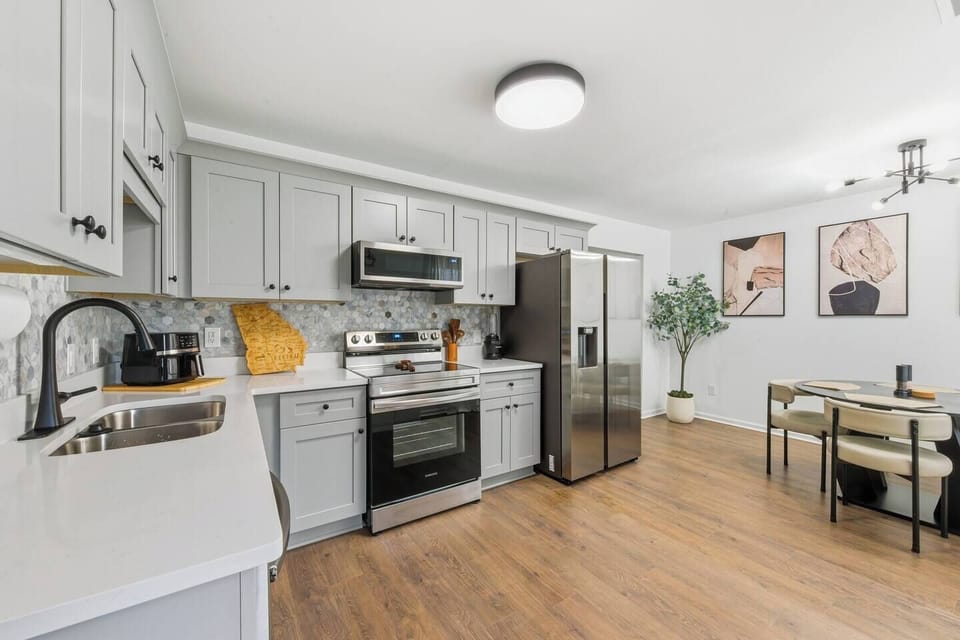 Direct review from a guest: 

"The kitchen was the most well-appointed I have come across to date with beautiful dishes, glassware, loads of food storage containers, a beckoning coffee/tea station, and even high-end salt & pepper grinders." 