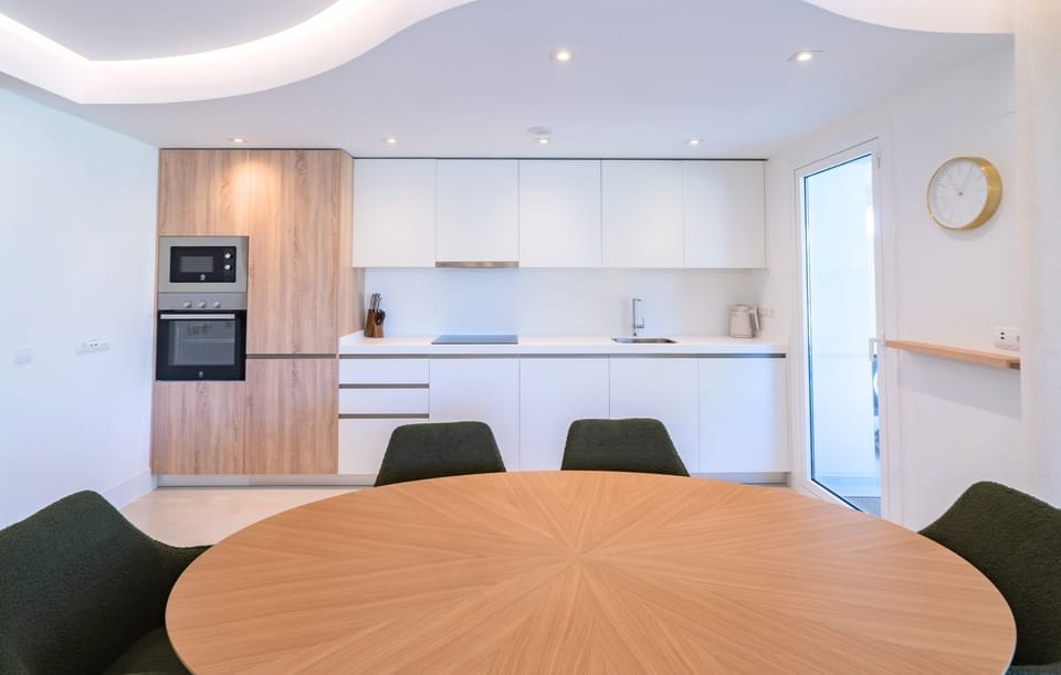 Dining area & kitchen