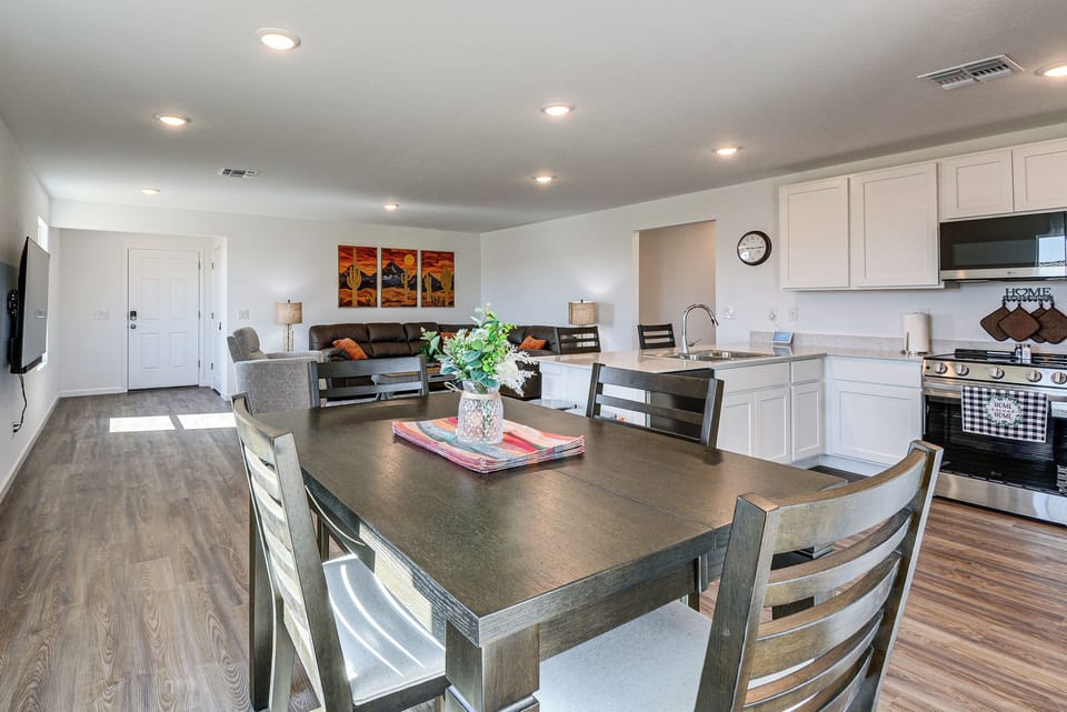 Dining Area | Dishes & Flatware Provided
