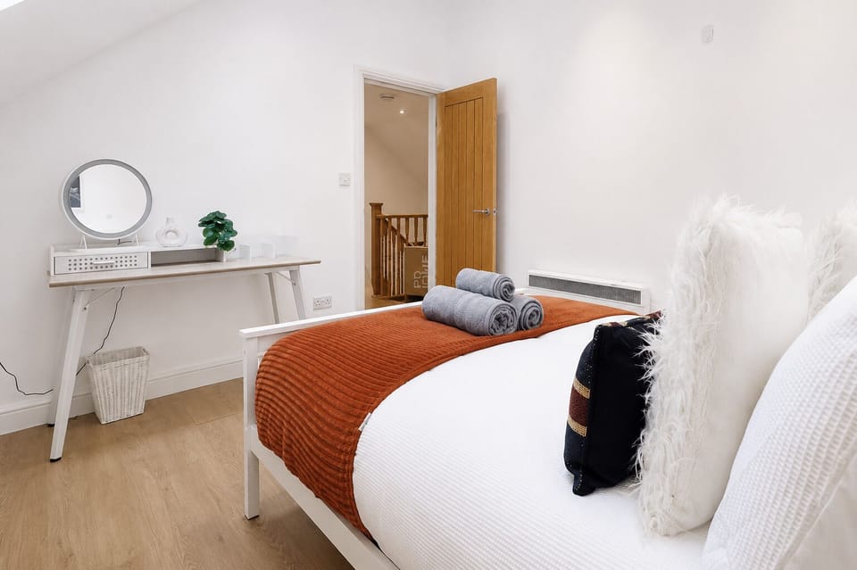 Bedroom 4 with a double bed - Shoreditch House near Brick Lane & Liverpool St