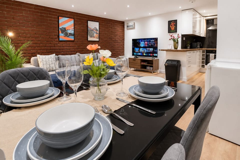 Living, dining & kitchen area - Shoreditch House near Brick Lane & Liverpool St