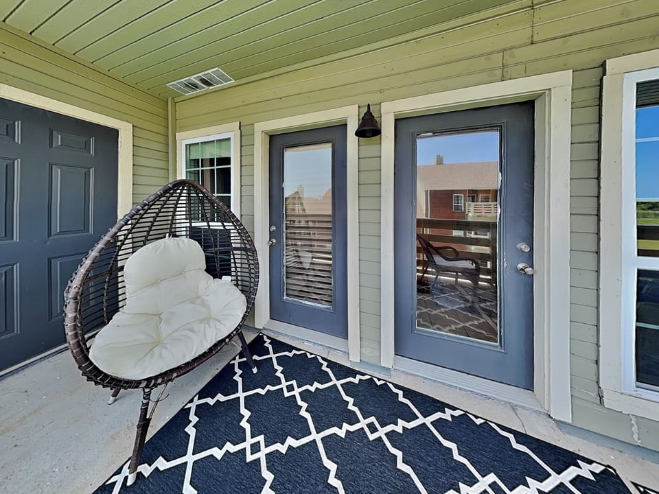 Balcony w/ Outdoor Seating