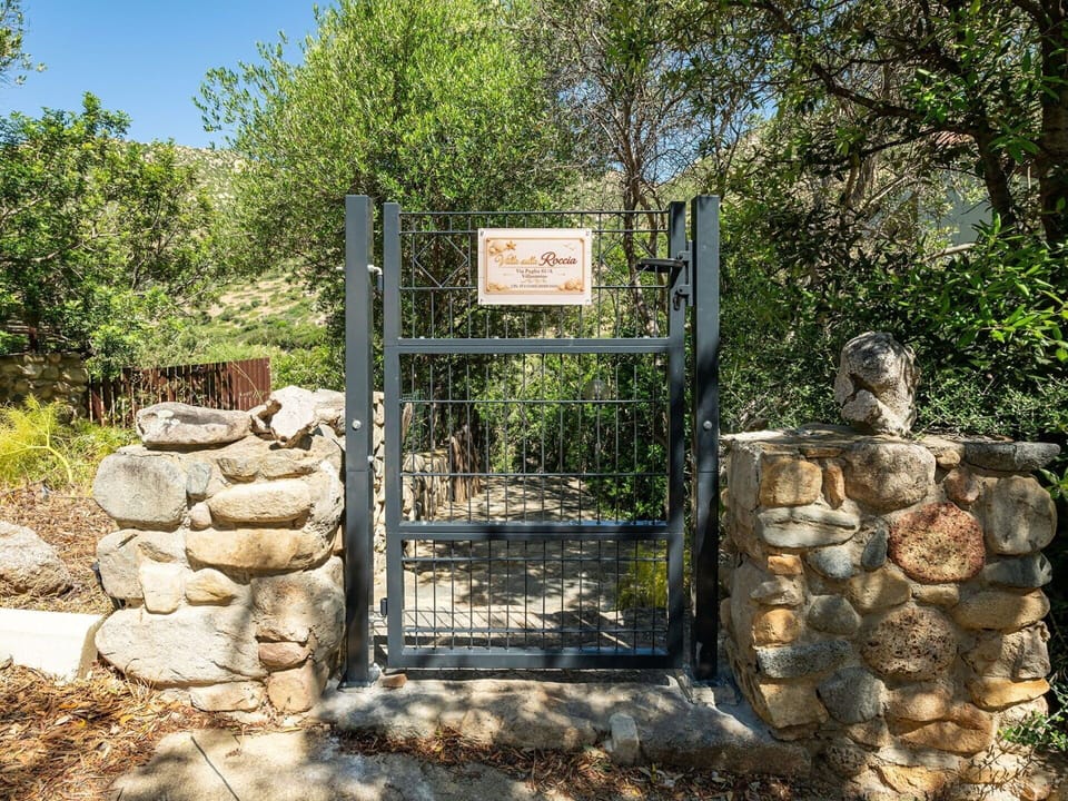 Rock, Gate, Shrub, Stone Wall, Garden, Fence, Landscaping, Trail, Flagstone, Home Fencing