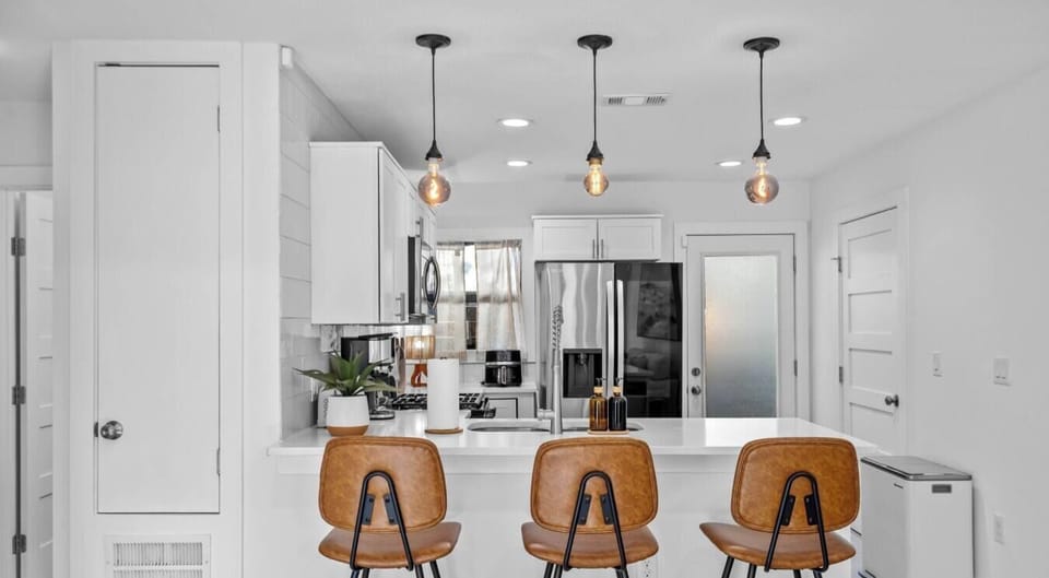 Pull up a barstool at the kitchen peninsula for casual meals or a quick morning coffee.