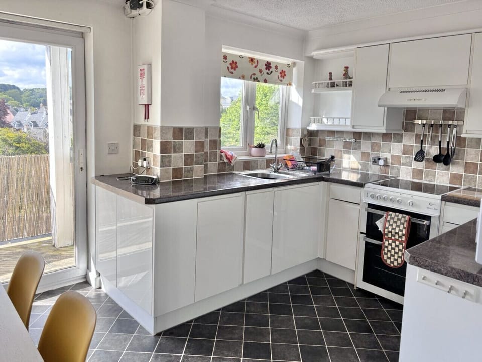 Fully equipped kitchen with access to balcony