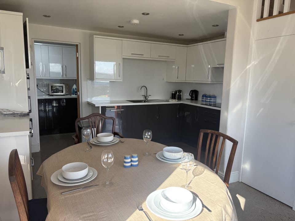 Kitchen & Dining Area