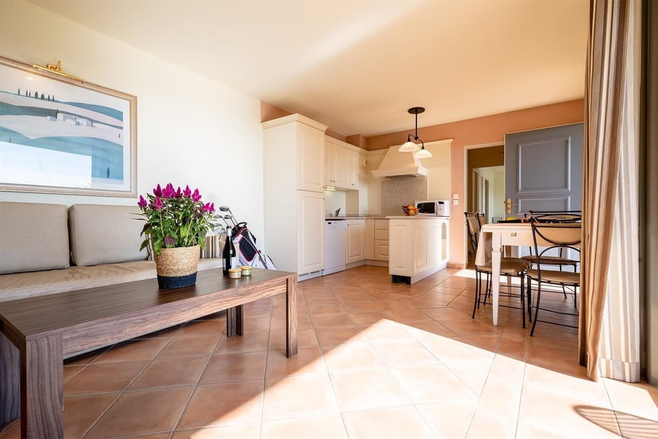 A generously proportioned space for the whole group — airy, bright and individually decorated.