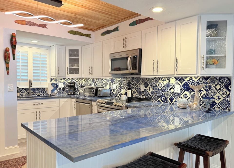 Fully equipped Kitchen with Bar seating