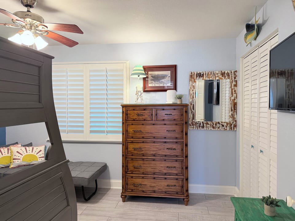 Bunk bedroom, Large smart TV