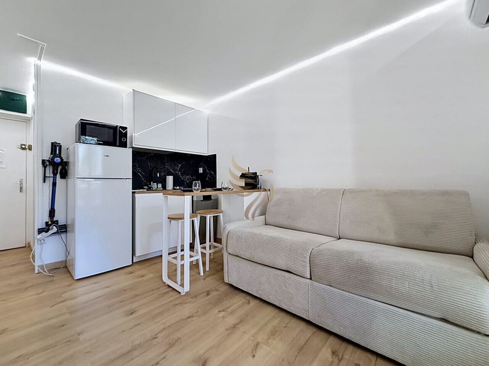 Après une journée de visites, installez-vous sur le canapé et partagez un verre au bar en bois : la bande LED au plafond donne une lumière douce pendant que la kitchenette compacte prépare un dîner improvisé.