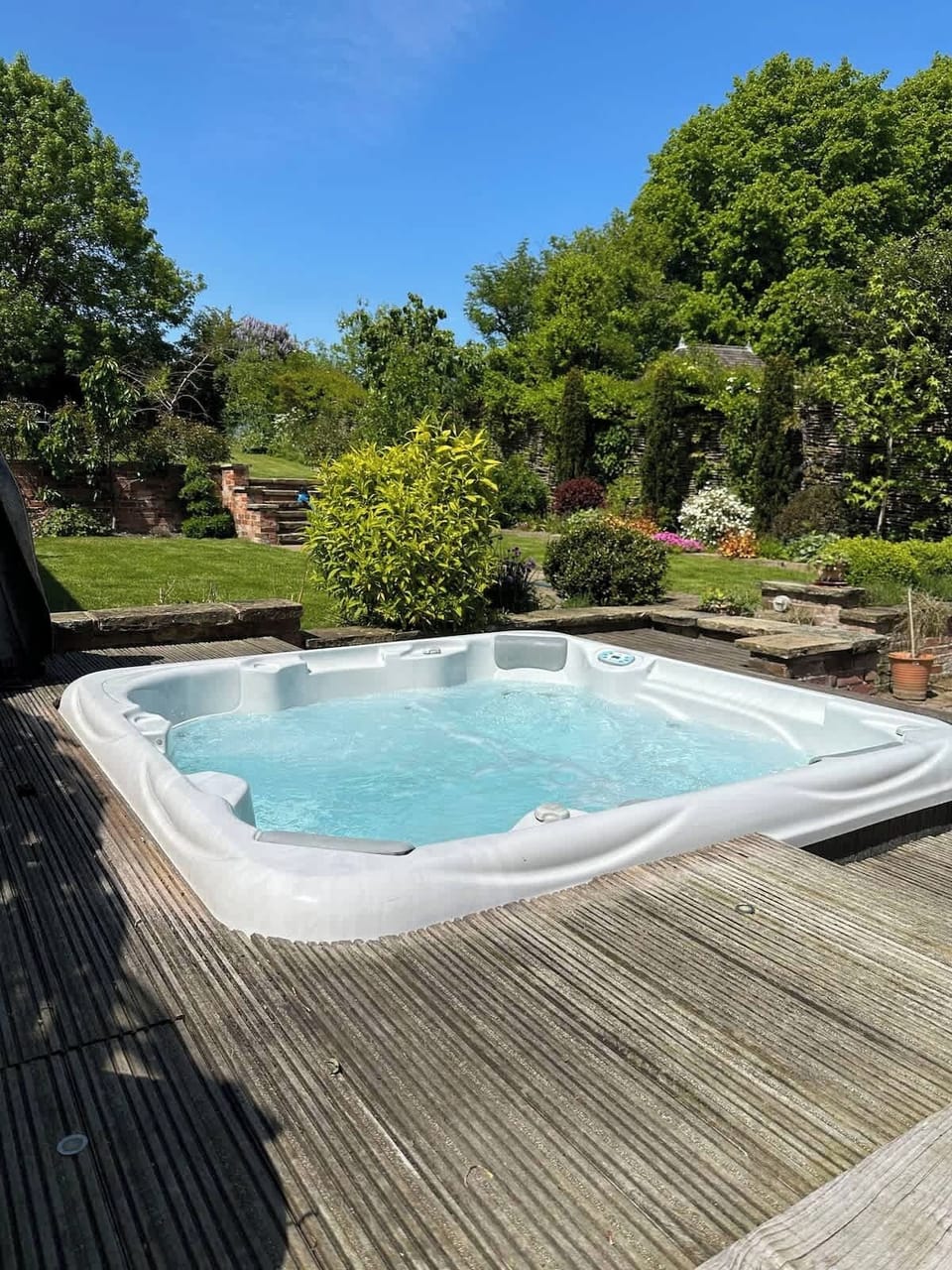 Outdoor spa tub