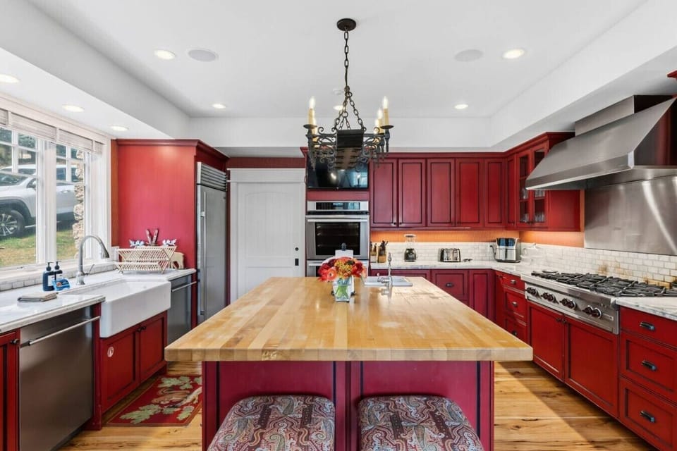 Fully equipped kitchen with breakfast nook and bar seating