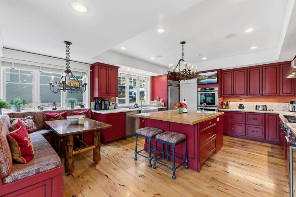 Fully equipped kitchen with breakfast nook and bar seating