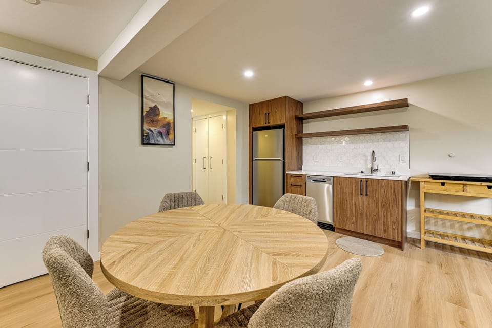 Dining Table | Kitchenette
