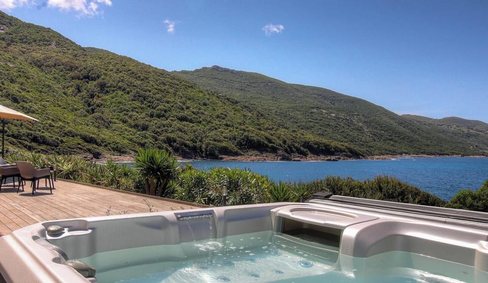 Outdoor spa tub