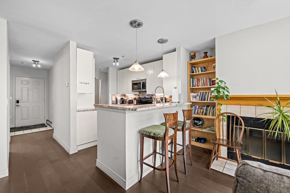 Kitchen - Breakfast bar seating for 2.