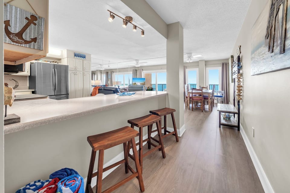 Eat-in kitchen bar seating