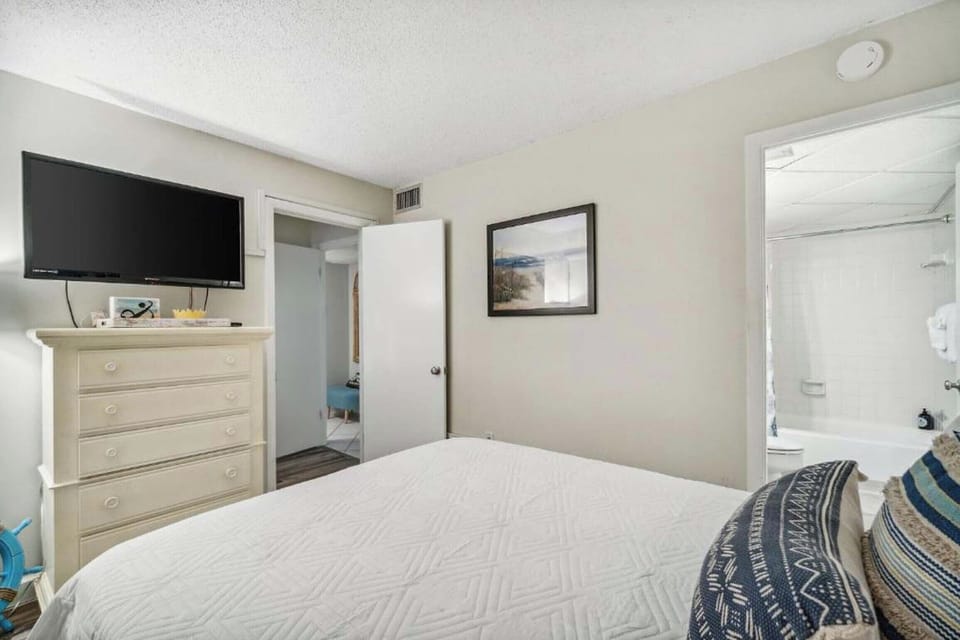 Queen guest bedroom with ensuite bathroom