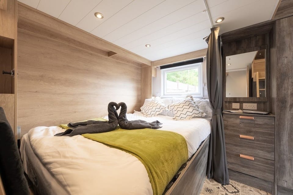 Edward Bear Hot Tub Lodge Murphy style pull down double bed over dining area