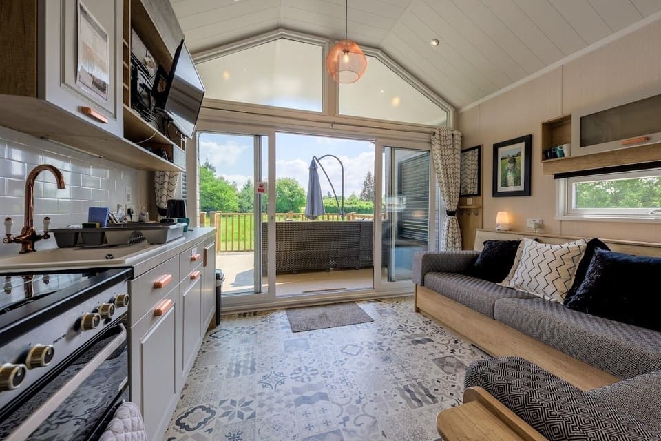 Edward Bear Hot Tub Lodge Kitchen / Living area