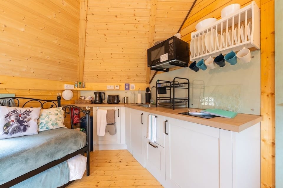 Woodpecker Lodge - kitchenette