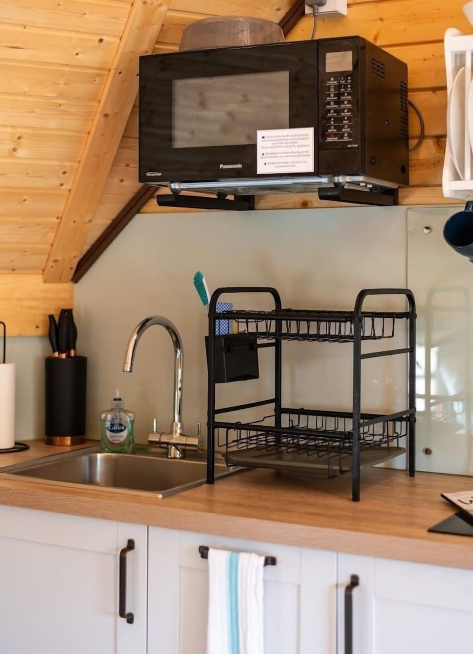 Woodpecker Lodge - kitchenette