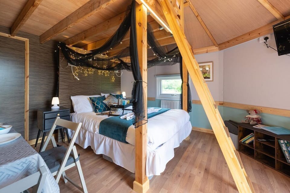 Dormouse House  - King sized 4 poster bed