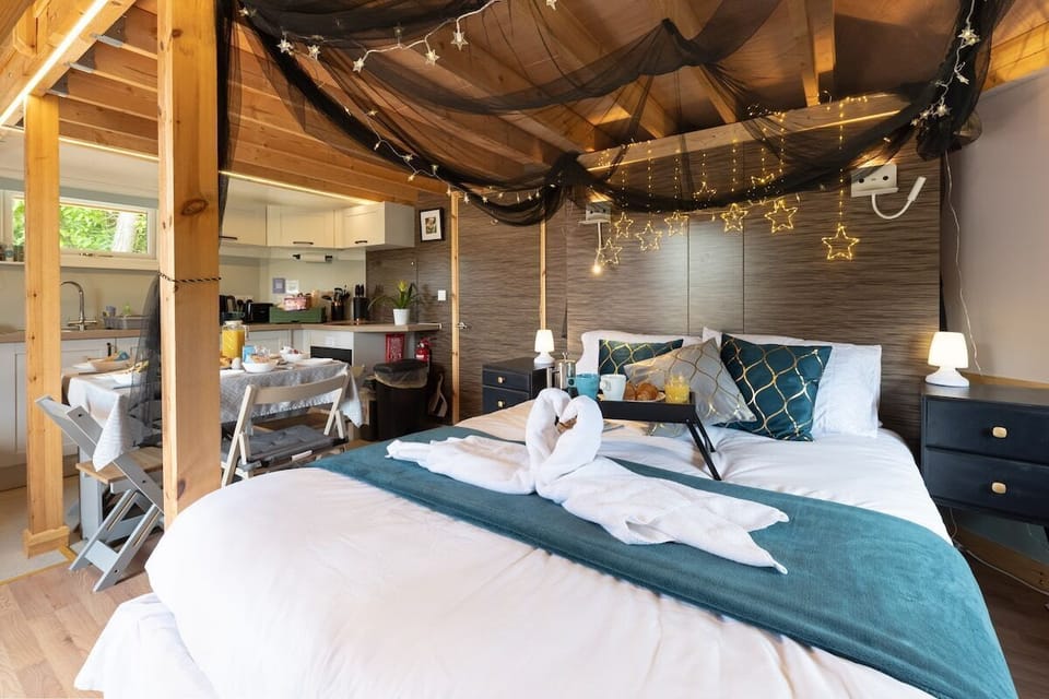 Dormouse House  - 4 poster king sized bed