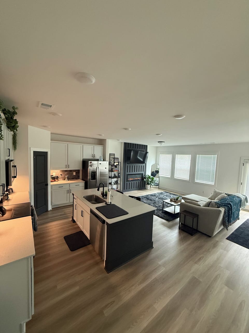 Full kitchen- with toaster/ air fryer/ dishwasher/ oven and stove top /fireplace