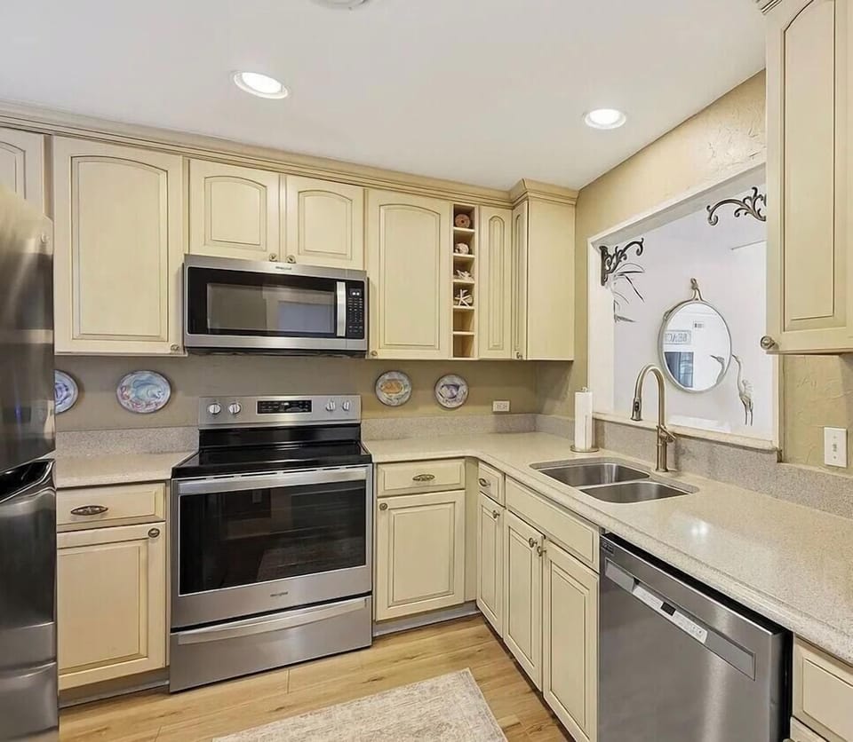 Fully stocked kitchen. New appliances.